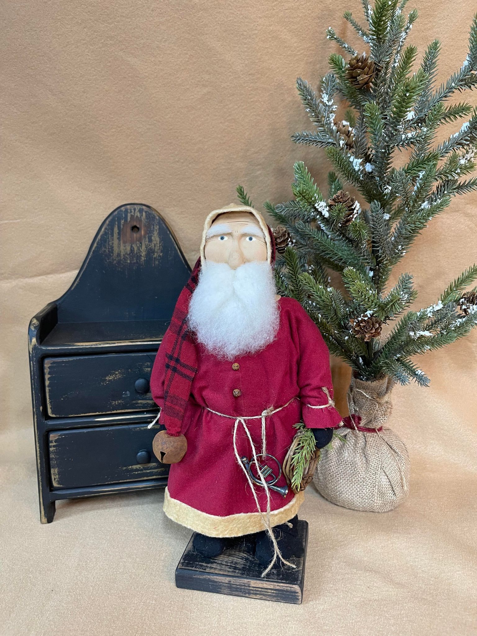 Primitive santa with Wreath and French horn