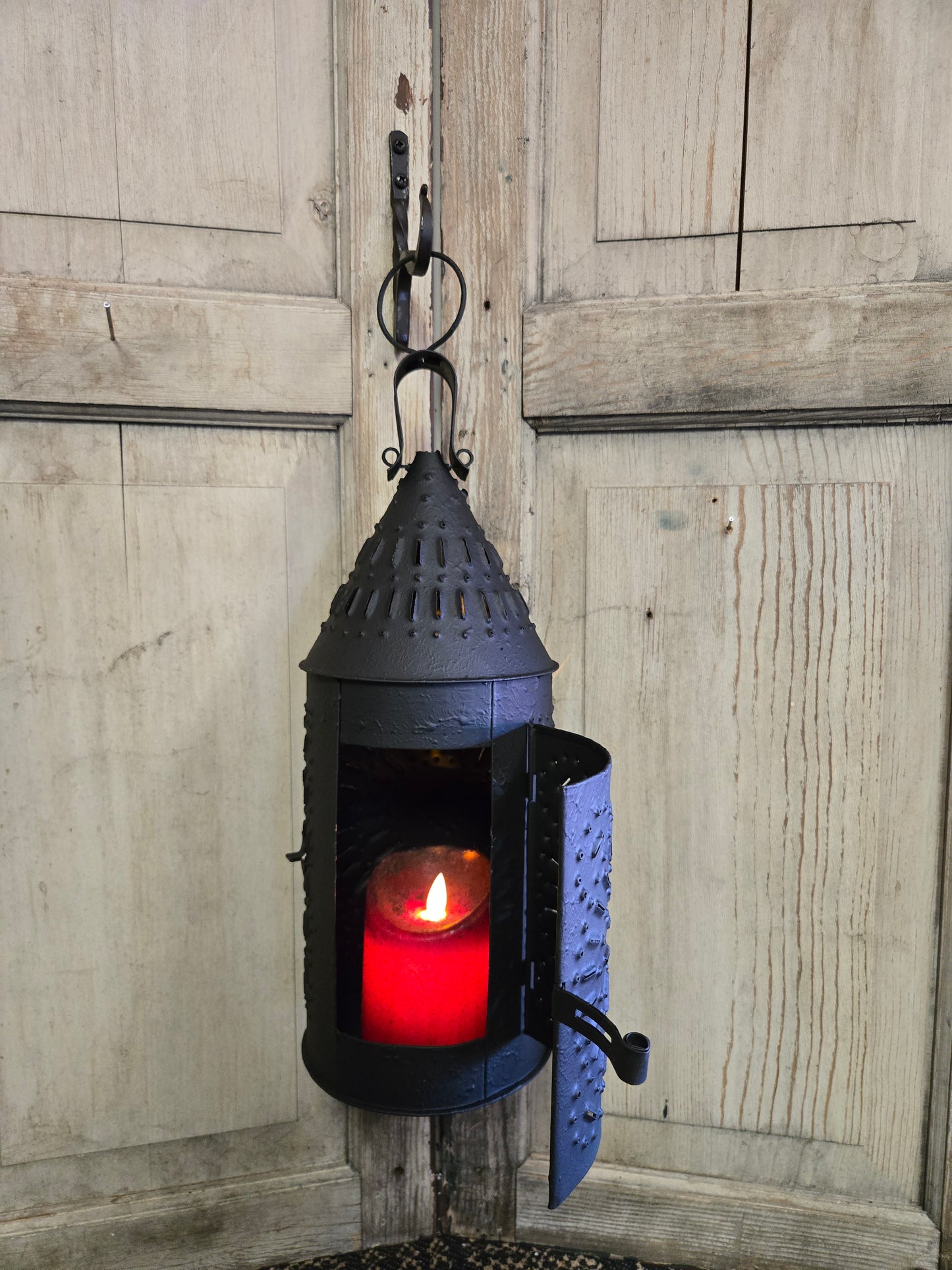 15-Inch Primitive Lantern in Textured Black